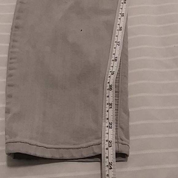 Joe Boxer Women Light Washed Capri Jeans - Picture 5 of 10